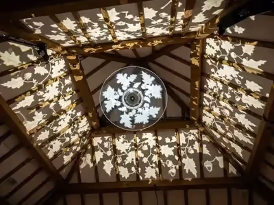 Logo corporativo proyectado en evento empresarial