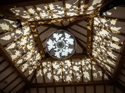 Logo corporativo proyectado en evento empresarial