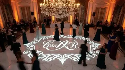 Monograma en mesa de novios