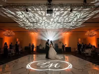 Patron de hojas proyectado en pared decorativa