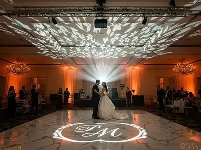 Patron de hojas proyectado en pared decorativa