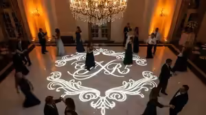 Proyección de gobo con monograma en pista de baile - Logos personalizados para bodas CDMX