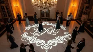 Proyección de gobo con monograma en pista de baile - Logos personalizados para bodas CDMX