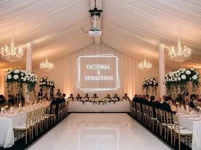 Monograma de novios proyectado en pista de baile