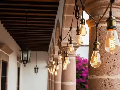 Arcos coloniales con bugambilia y luces Edison