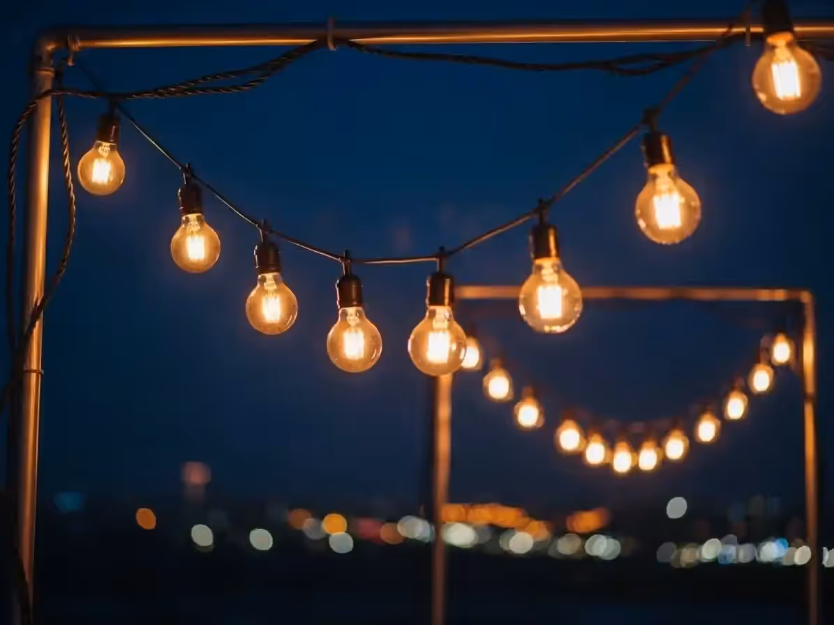 Focos Edison encendidos en terraza durante la noche