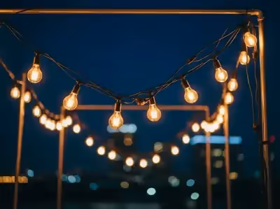 Guirnaldas vintage para rooftop con vista a la ciudad CDMX