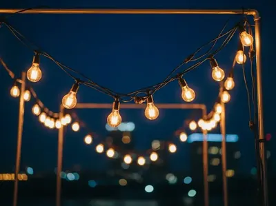 Guirnaldas vintage para rooftop con vista a la ciudad CDMX