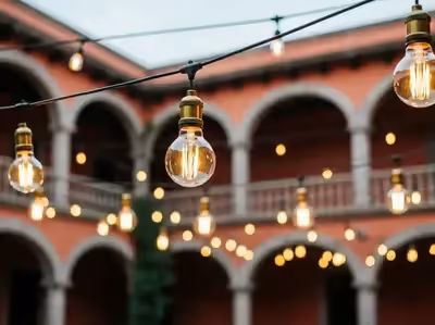 Focos Edison en patio colonial para fiestas elegantes CDMX