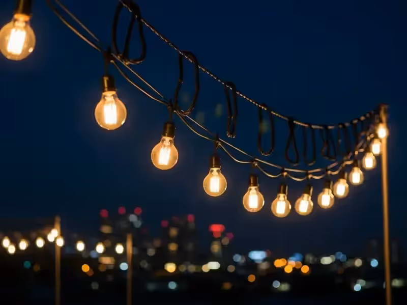 Luces Edison instaladas en terraza para evento nocturno