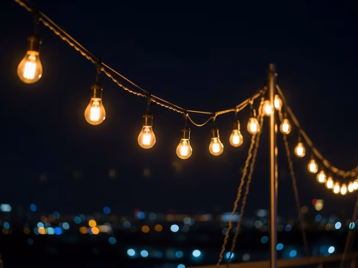 Guirnaldas para Terrazas y Jardines: Iluminación Perfecta para Eventos
