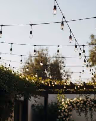 Tendido de luces tensado sobre carpa de evento