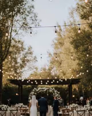 Renta de luces colgantes para terraza de eventos