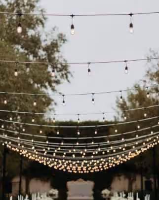 Techo de puntos de luz cálida en una boda de ambiente romántico