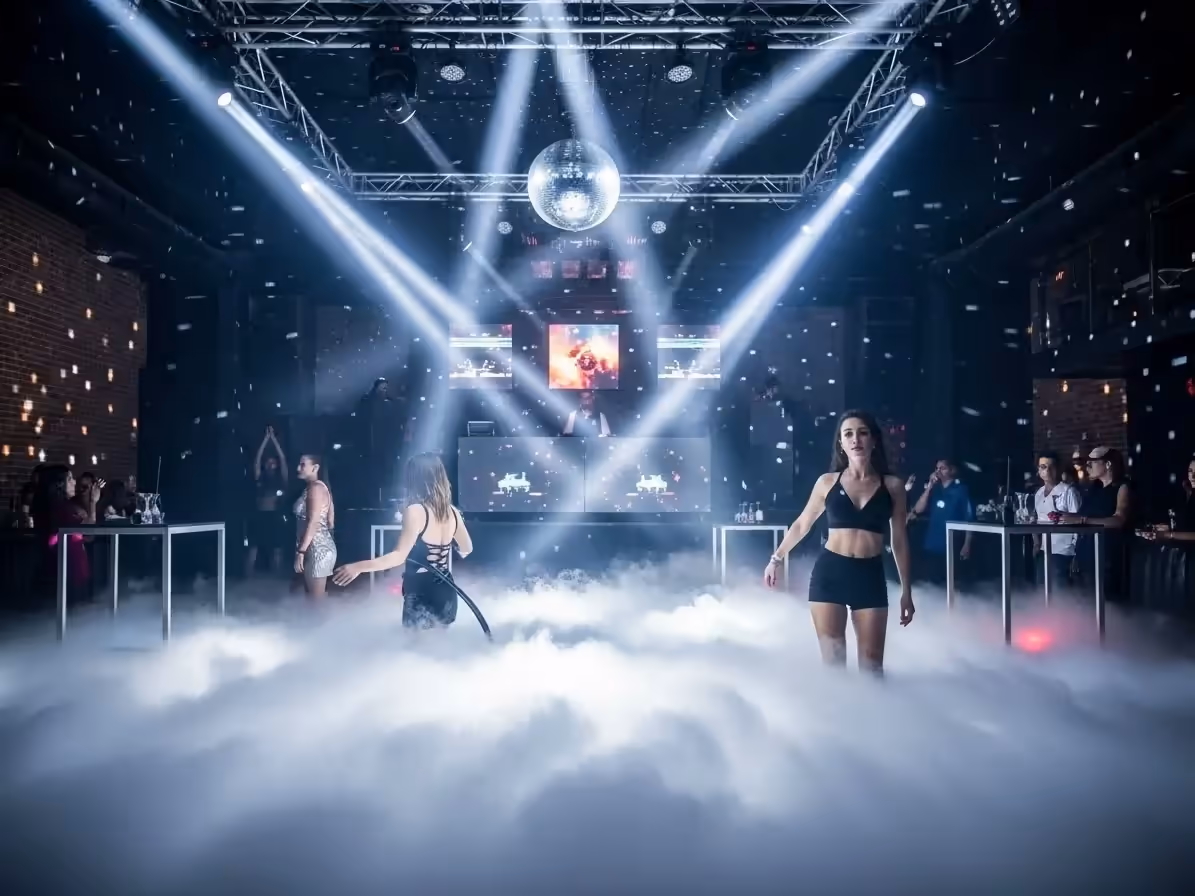 Efecto de humo en evento corporativo con escenario iluminado