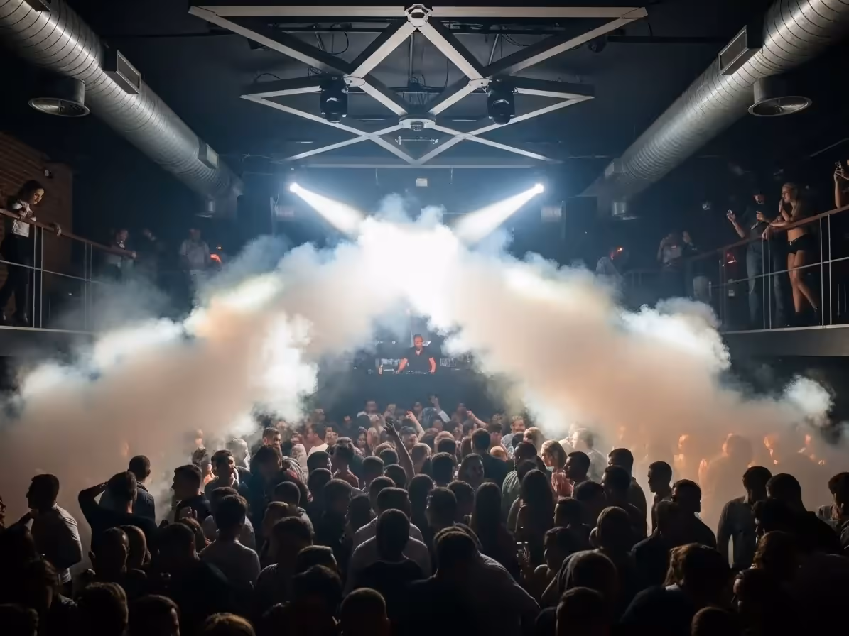 Maquina de niebla creando ambiente romantico en boda de jardin
