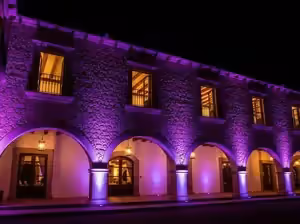 Iluminación arquitectónica de arcos coloniales con luz violeta - Hacienda eventos CDMX