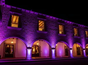 Iluminación arquitectónica de arcos coloniales con luz violeta - Hacienda eventos CDMX