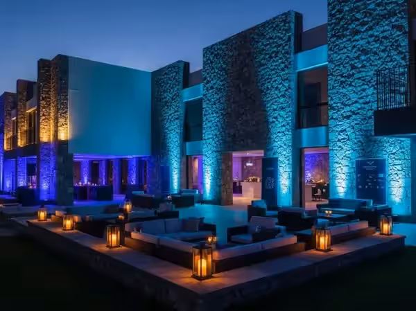 Lounge exterior contemporáneo en azul y morado con faroles