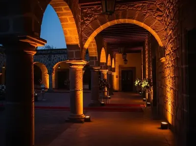 Corredor colonial iluminado para recepcion