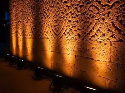 Wall grazer LED para resaltar texturas de piedra y ladrillo