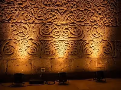 Muro de piedra con tecnica wall grazing en boda