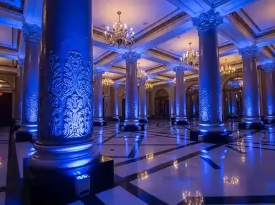 Columnas de salón iluminadas con luz azul elegante