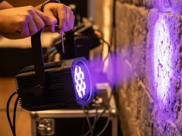 Uplighter LED en violeta apoyado en el suelo sin conexión a corriente