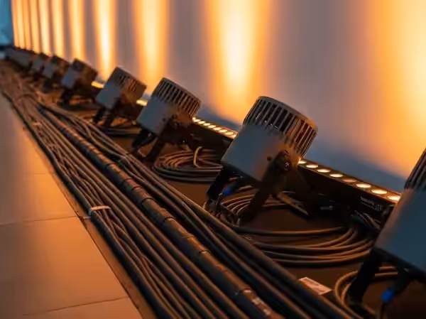 Fila de pares LED cableados y alineados durante el montaje