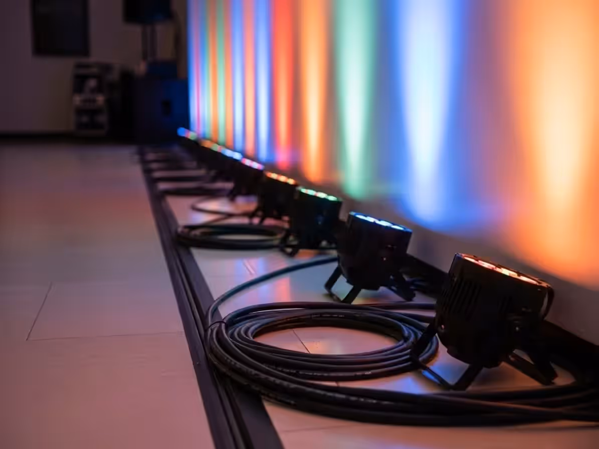 Pares LED RGB pintando una pared en degradado multicolor