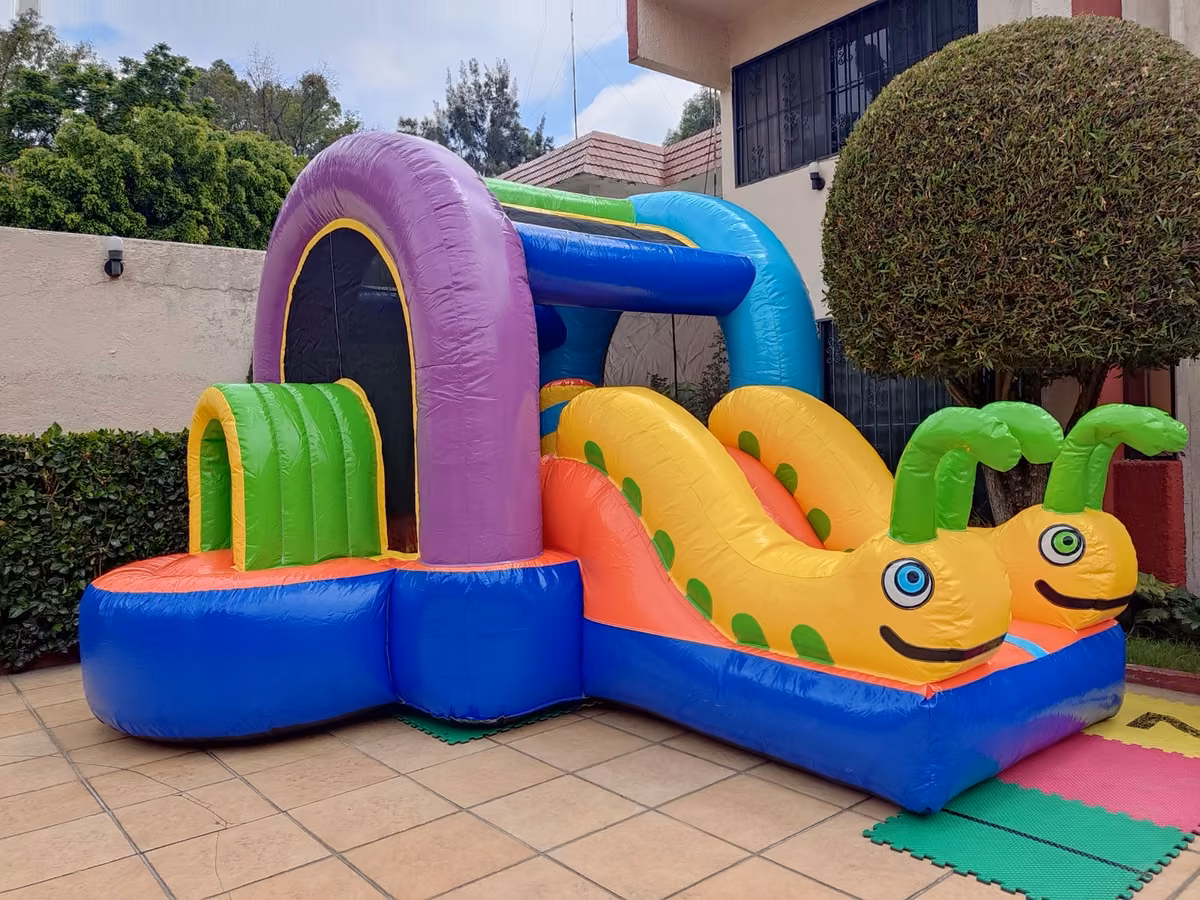 Brincolín Gusanitos con área de salto alargada