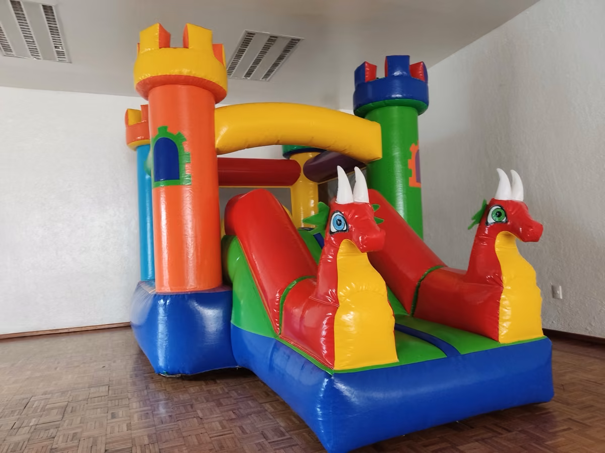 Inflable Dragones Rojos montado en salón de fiestas