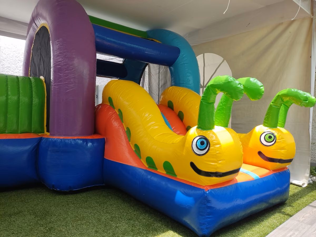 Inflable Gusanitos con túneles de colores en fiesta infantil