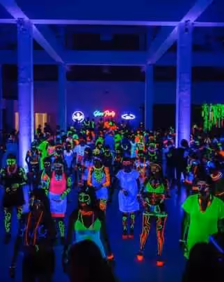 Iluminación Neon: Transformando Festivales Privados en Valle de Bravo