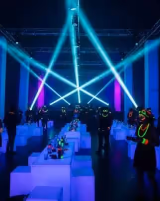 Evento corporativo con luces neon LED profesionales