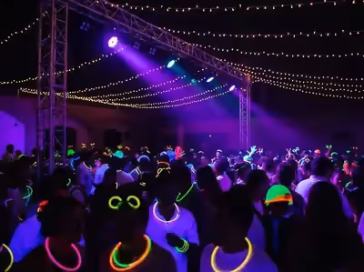 Fiesta glow party con luz UV y accesorios neon CDMX
