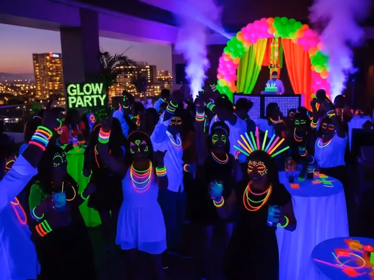 Iluminación Neon: Transformando Festivales Privados en Valle de Bravo