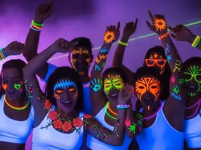 Pintura corporal UV en glow party CDMX