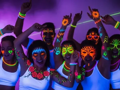 Pintura corporal UV en glow party CDMX