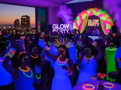 Glow party con luz UV en salon de eventos CDMX