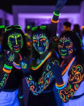 Operador tecnico con control DMX de luces neon profesionales