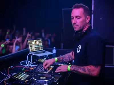 Evento social con ambiente neon y luz UV