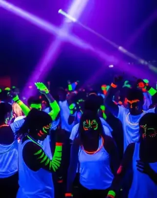 Fiesta glow profesional con luz negra UV