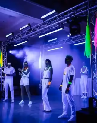 Evento corporativo con blacklight profesional