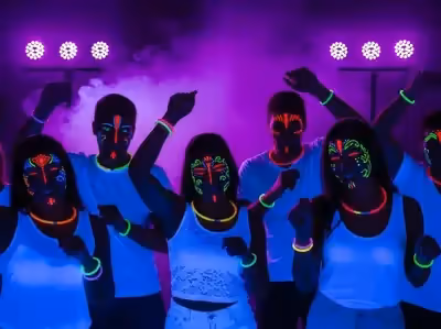 Pista neon iluminada con luz negra