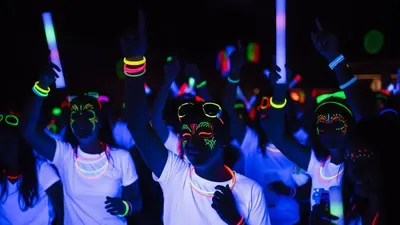 Pintura fluorescente y accesorios glow para fiestas de luz negra