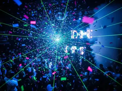 Confeti en discoteca con láser verde y bola de espejos CDMX
