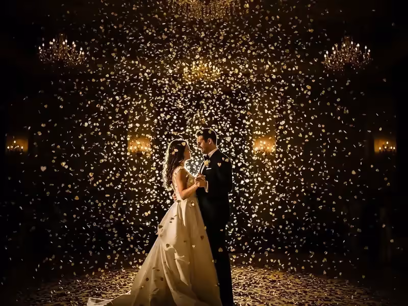 Lluvia de confeti dorado en primer baile de novios romantico