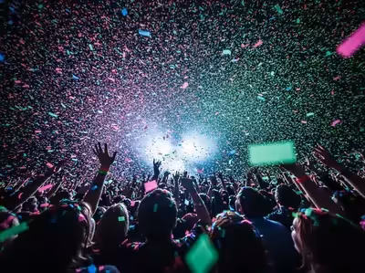 Máquina de confeti continua - Lluvia de papelitos en concierto con luces neón CDMX