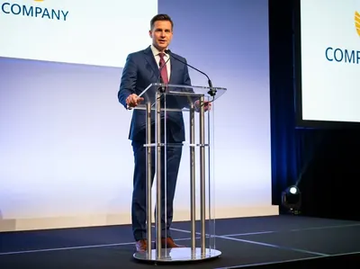 Renta de podium acrílico para conferencias ejecutivas y presentaciones corporativas CDMX